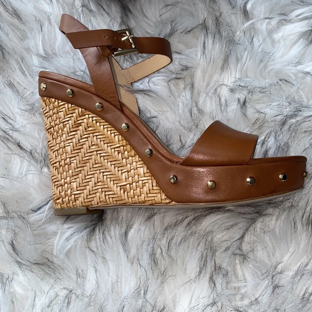 🎉Host Pick! NEW IN BOX! MICHAEL Michael Kors Ellen Wedge - Size 7.5. - Picture 12 of 13
